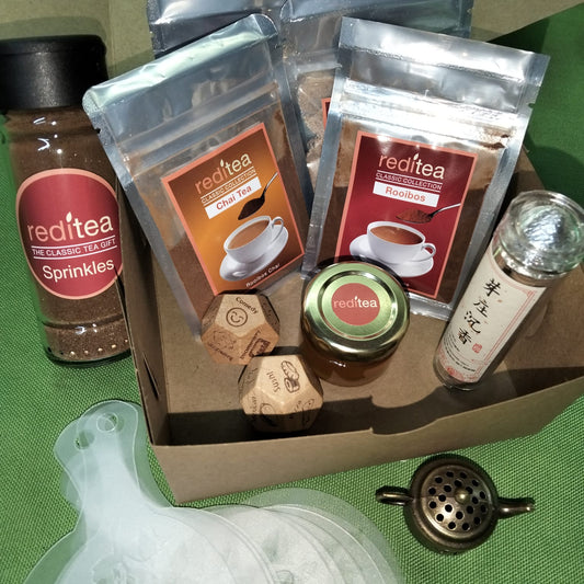 reditea Rooibos Classic Collection Soul Sanctuary Kit is a mindful escape designed for the moments when you need to slow down, 
What's inside:
reditea Rooibos Classic Collection pouch (makes 5 cups)
Latte Classic Collection pouch (makes 2 cups)
Chai Classic Collection pouch (makes 4 cups)
Chai Latte Classic Collection pouch (makes 2 cups)
Honey (30ml)
Zen Teapot with full tube of Incense coils
Sprinkles (80g)
Stencils (full set of 10)
Decided Dice (movie and food) - simply roll the dice, no more guessing!